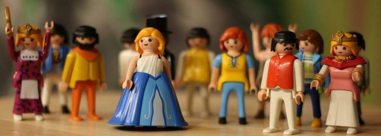 Muñecos de Playmobil en sesión de terapia individual