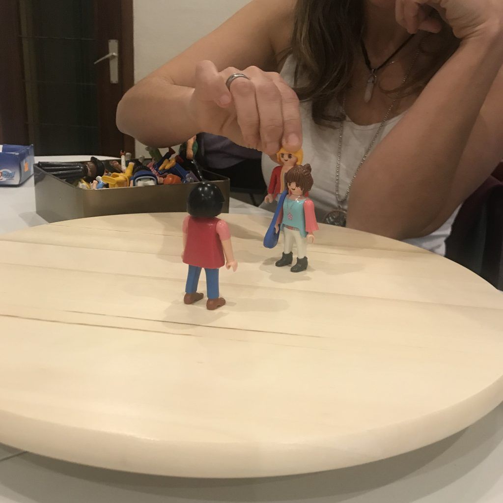 Sesión de terapia con muñecos de Playmobil dentro de la formación Playterapia... prácticas supervisadas.